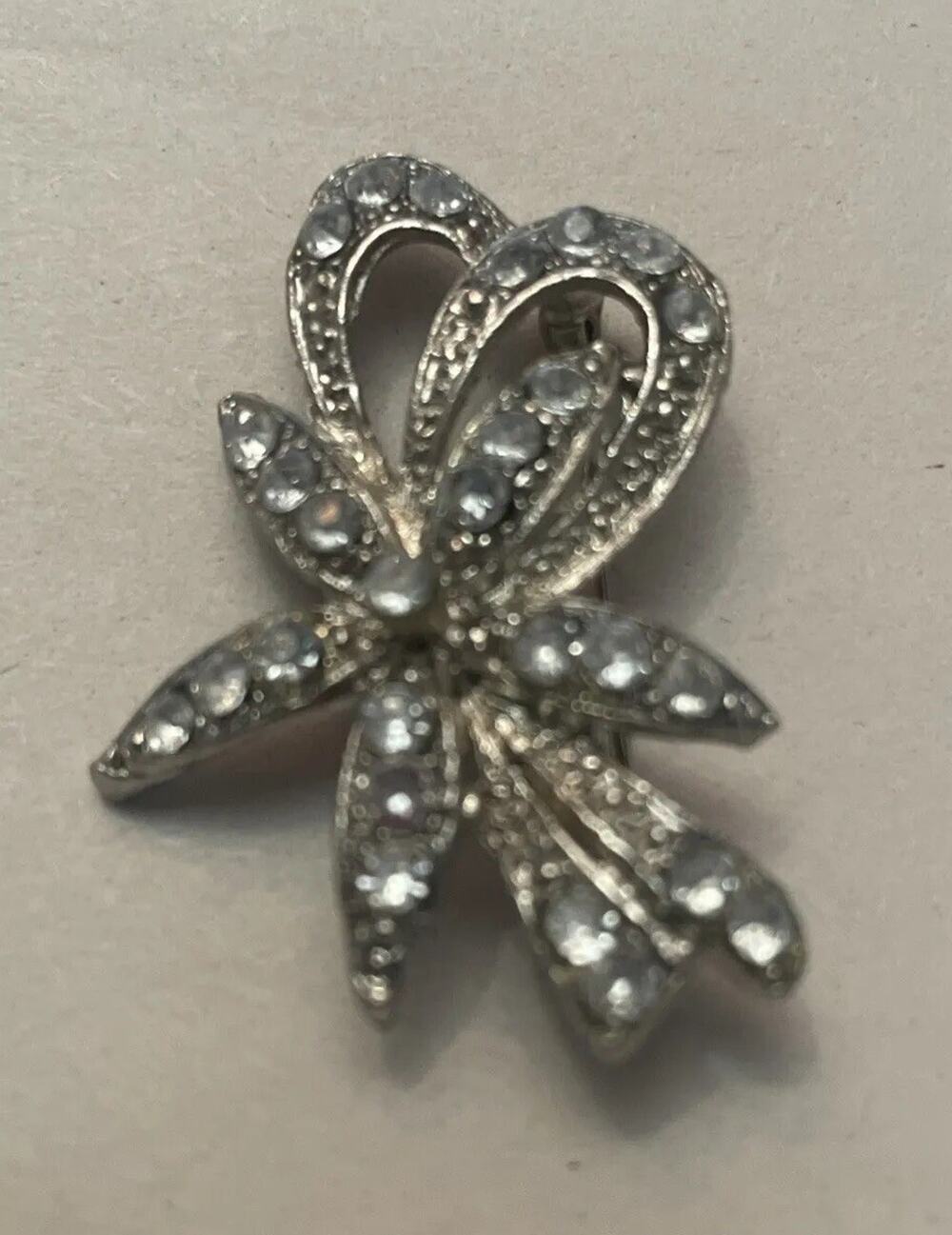 Beautiful Vintage Silver Tone Flower 1.5" Brooch Pin Retro Rhinestones